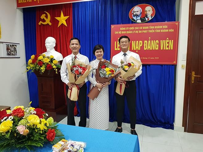 Lễ kết nạp Đảng viên mới thuộc Chi bộ Ban QLDA Phát triển tỉnh Khánh Hòa